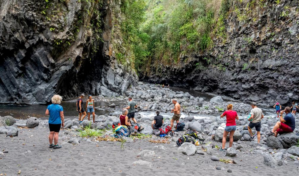 Bouton - Pascal - Randonneurs dans les gorges du Bras de la Plaine, La Réunion - L'île aux trésors - 7