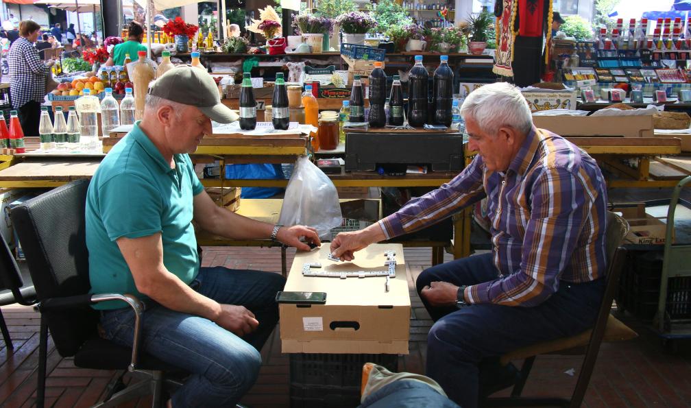 Toussaint - Jean-Marc - Albanais qui jouent aux domino au marché de légumes Pazari i ri de Tirana - Splendeurs de l'Albanie du sud  - 5
