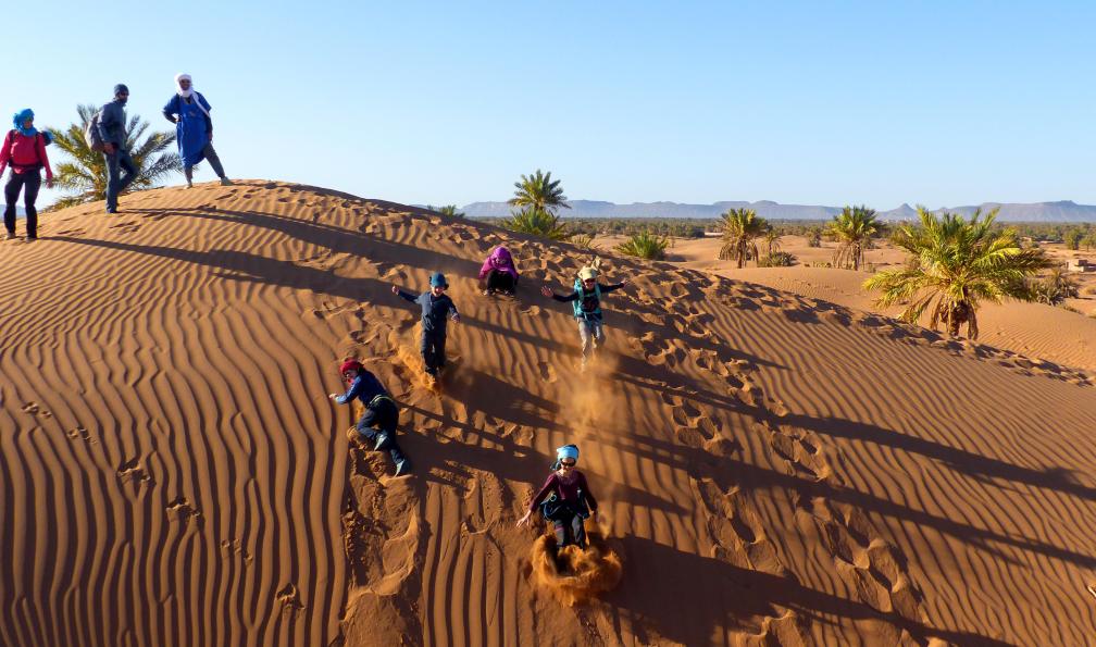 desert-marocain-marche-dans-le-desert