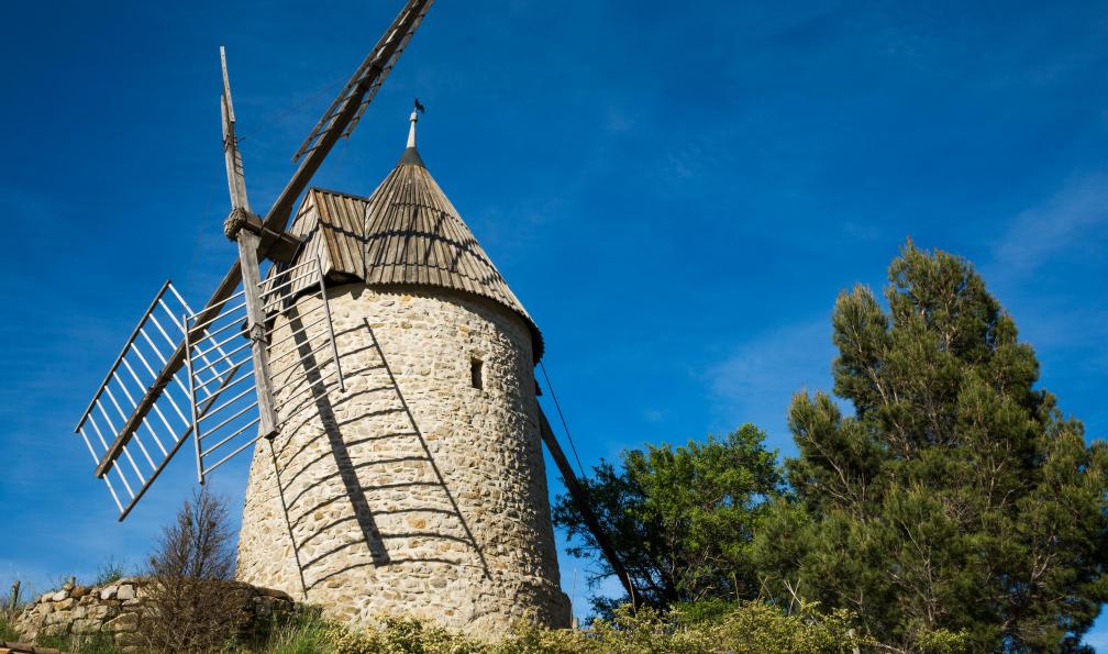 Cecchetto - Angelina - Adobe stock - Moulin à vent de Cucugnan, village des Pyrénées, France - Des Châteaux Cathares à la Méditerranée - 3