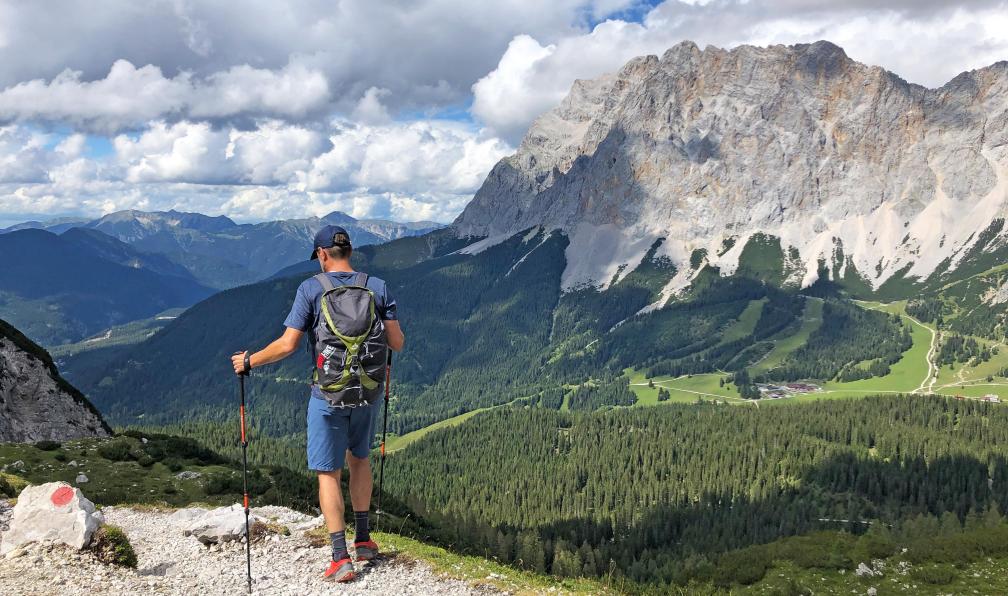 Eurfofun - Randonneur face au célèbre sommet du Zugspitze en Allemagne. - De la Bavière au Sud Tyrol - 1