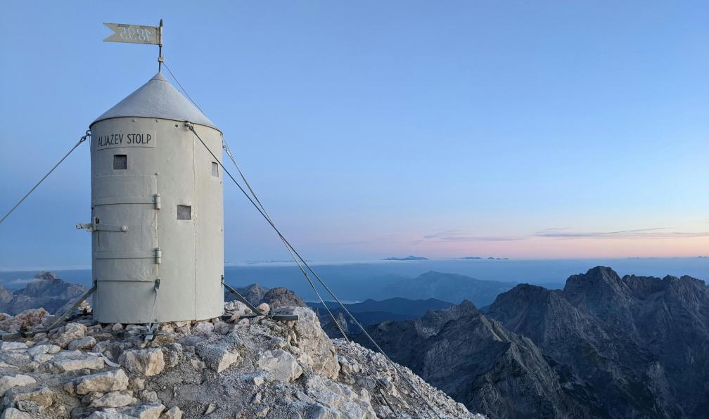 Marko - Petek - Unsplash - Le sommet du Triglav (littéralement « Trois Têtes ») et son abri de secours, point culminant des Alpes juliennes, Slovénie - Des Alpes Juliennes à l'Adriatique - 9