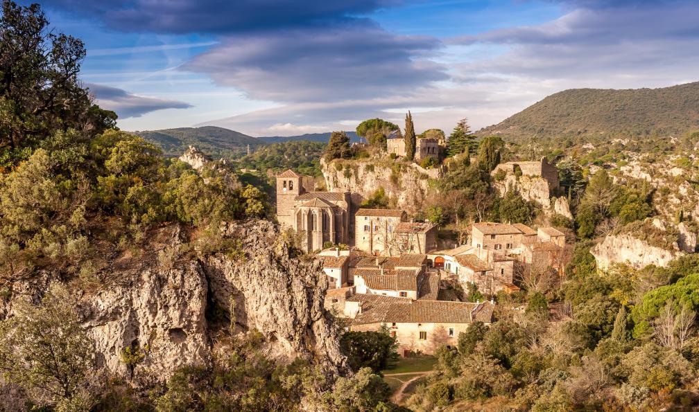 FredP - Adobe stock - Vue sur le village de Mourèze, Haut-Languedoc, Occitanie, France - Du lac de Salagou au Caroux - 7