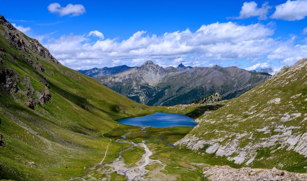 Pat on stock  - 502333244 - Adobe stock - Vue sur le lac Foréant et les montagnes alentours, Queyras, Alpes, France - Le tour du Queyras classique en 6 jours - 10
