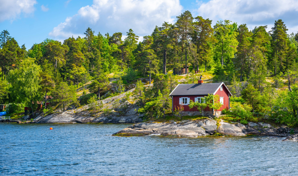 pyty - inversée - Adobe Stock - Petite cabane rouge sur la côte scandinave, archipel de Stockholm, Suède - Les secrets de Stockholm et de son archipel - 11