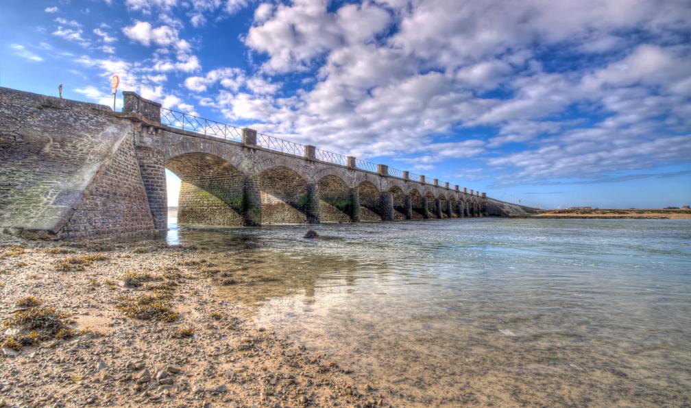 Rault - Olivier - Adobe Stock - Pont des treize arches, Portbail, Normandie, France - Tour du Cotentin : Cap de la Hague - 6