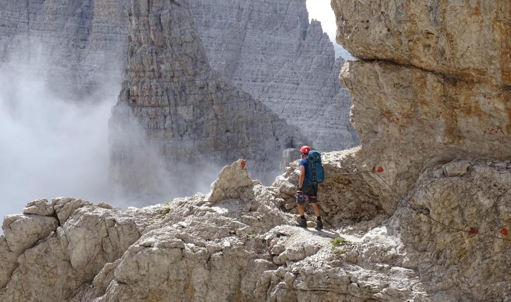 Pixabay 4406255 -  Randonneur sur un sentier vertige dans les rochers de Brenta, Dolomites, Italie - Les cimes magiques de la Brenta - 4