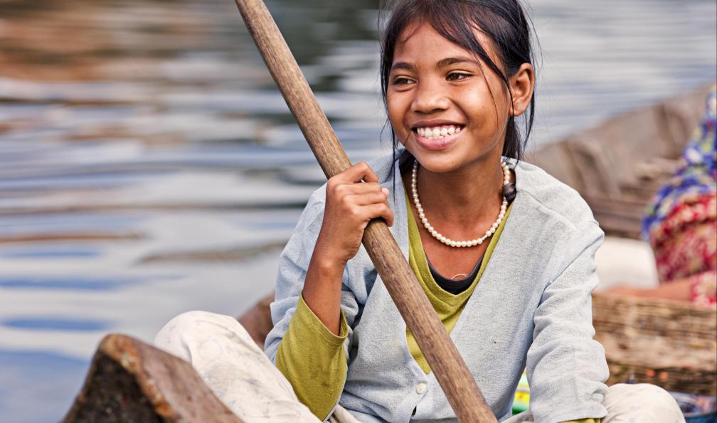 Bartosz Hadyniak -  istock -  Jeune fille sur le lac Tonlé sap, Cambodge - Vietnam-Cambodge : le combo des petits aventuriers - 8