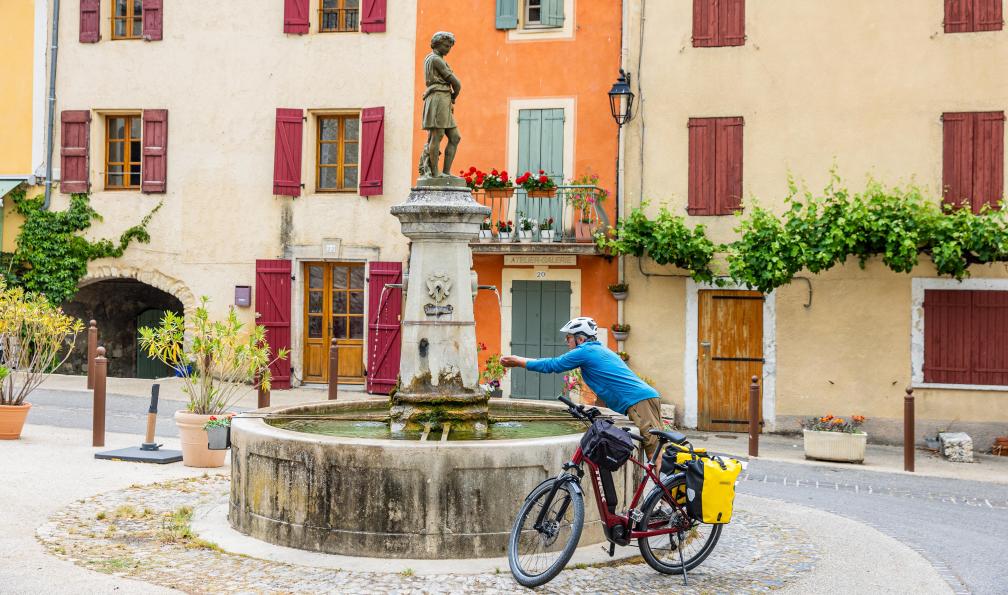 Grez - Nacho - Cycliste à vélo devant la fontaine de Saint Michel de l'Observatoire, Luberon, Provence - Les charmes du Luberon à vélo - 4