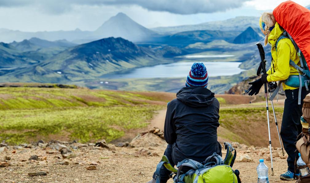 vitaliymateha - Adobe stock - Randonneuse sur le sentier dans le parc national Landmannalaugar, Islande - Mythique trek du Laugavegur et Côte Sud - 1
