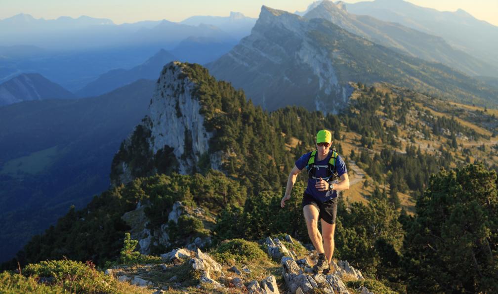 Sanderstock - Adobe stock - Trailer en ascension sur une crête dans le Vercors, Alpes, France - Stage trail dans le Vercors - 1