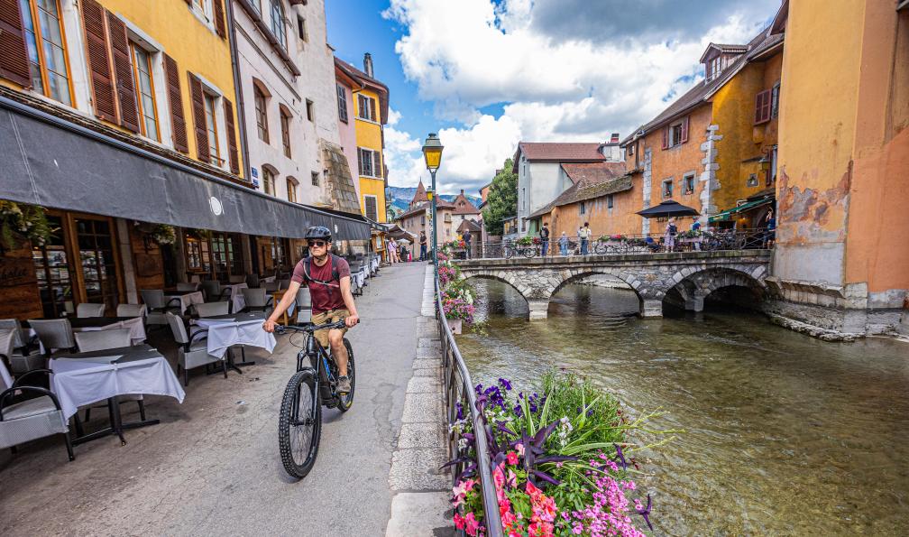 Grez - Nacho - Cycliste dans la vieille ville d'Annecy, Alpes, France - Du lac d'Annecy à Chamonix à VTT - 1