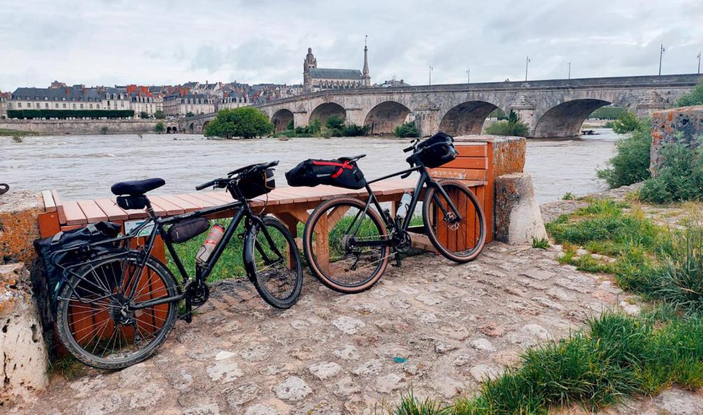 Trotel - Clément - Vélos devant un pont de la ville de Blois, Loire, France - L'essentiel des châteaux de la Loire à vélo - 2