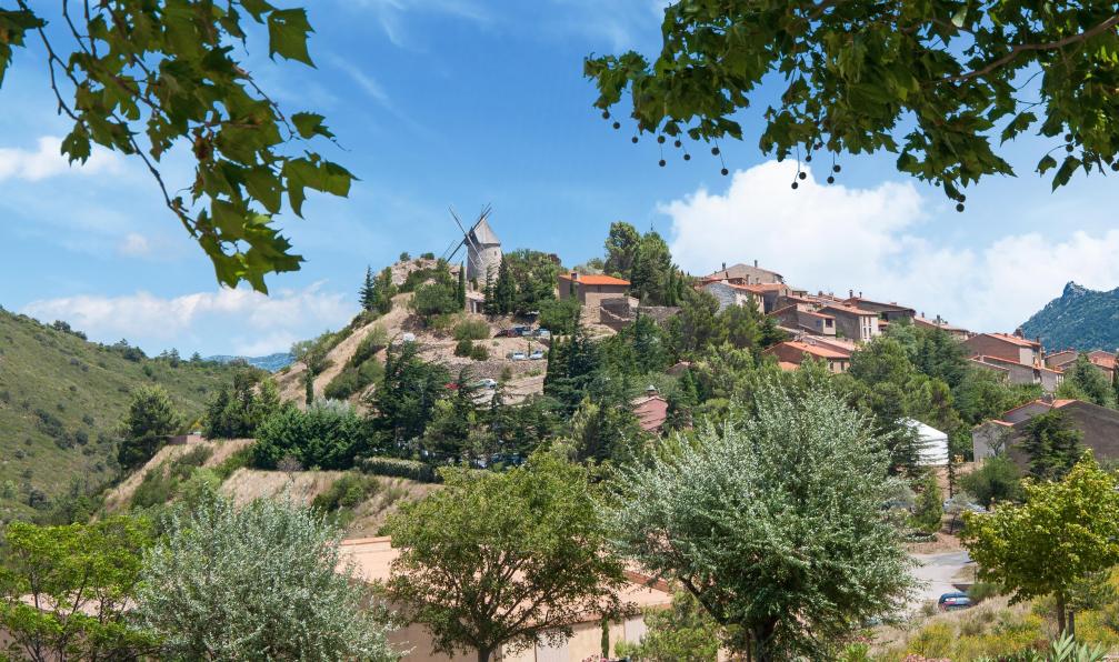 Weskerbe - Shutterstock - Vue sur le village de Cucugnan et son moulin à vent, Pyrénées, France - Des Châteaux Cathares à la Méditerranée - 2