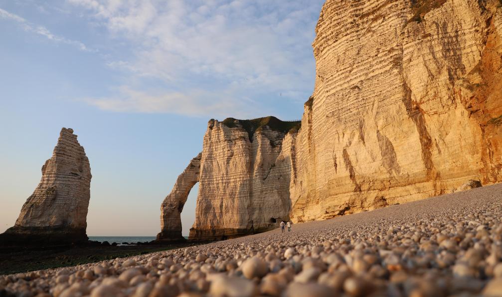 Pixabay -  Couple marchant sur la plage des falaises d'Etretat en Normandie, France - Couleurs et paysages de la côte d'Albâtre - 2