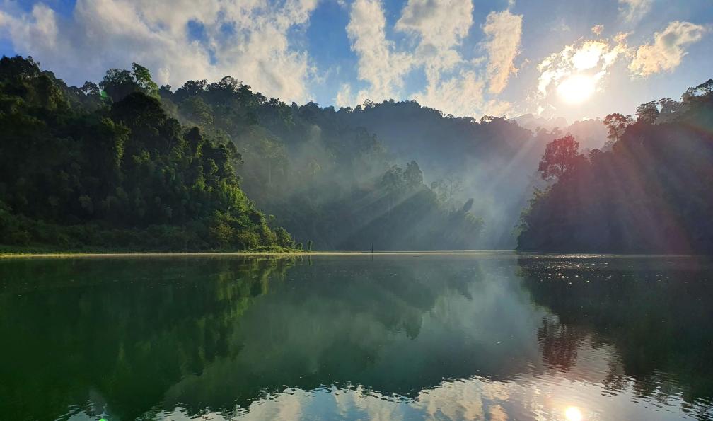 Célia - Noël - Lever de soleil sur le lac de Cheow Lan dans le parc national de Khao Sok en Thaïlande. 

 - Les mille et une facettes de Thaïlande - 4