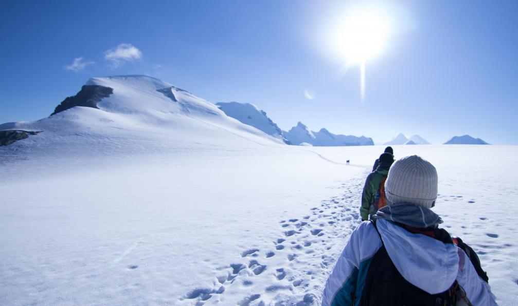 Brochard -  Jean -  Unsplash -  Alpinistes encordés sur le glacier du Breithorn, Alpes, Suisse - La Haute Route du Cervin - 3