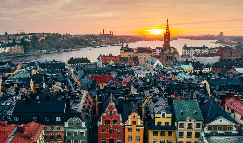 belyaaa - Adobe Stock - Stortorget place à Gamlästan, Stockholm dans un magnifique coucher de soleil sur la ville, Suède - Les secrets de Stockholm et de son archipel - 2