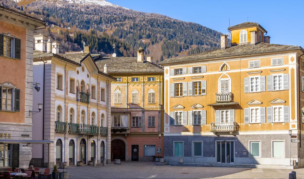 Taljat - stock.adobe.com - Place historique et maisons de la vieille ville de Poschiavo, canton de Graubunden, Grisons, Suisse - Saint-Moritz et Bernina, joyaux alpins - 9