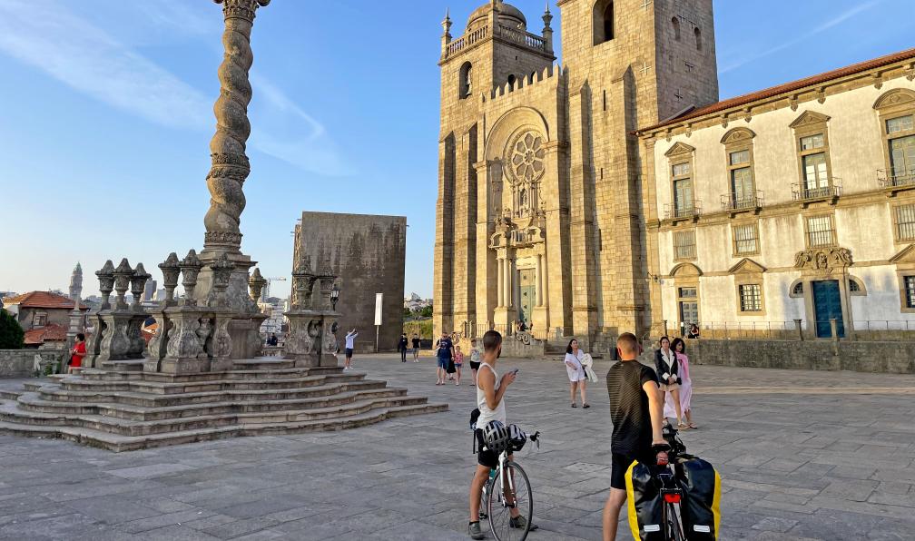Eurofun - Cyclistes sur une place de Porto, Portugal - De Porto à Lisbonne à vélo - 1