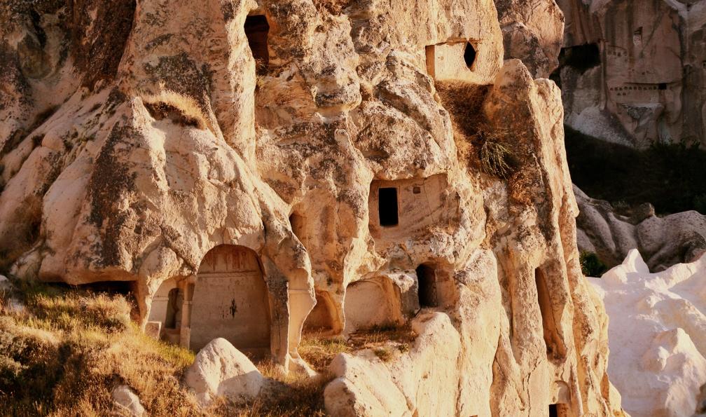 utku-ozen-theutkuozen - Unsplash - Paysage géologique et habitat troglodyte de Cappadoce, Turquie - La Cappadoce: mon royaume des fées - 7