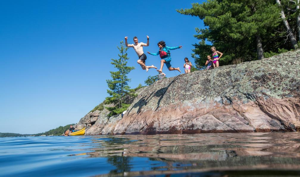 Colin - Adobe Stock - Baignade en famille dans une rivière au Québec, Canada. - Petits aventuriers en roadtrip au Québec - 4