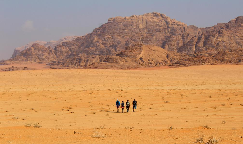 Gramusset - Maureen - Marcheurs au loin dans le wadi rum, désert sauvage protégé, Jordanie - Pétra & Wadi Rum: duo d'Orient - 7