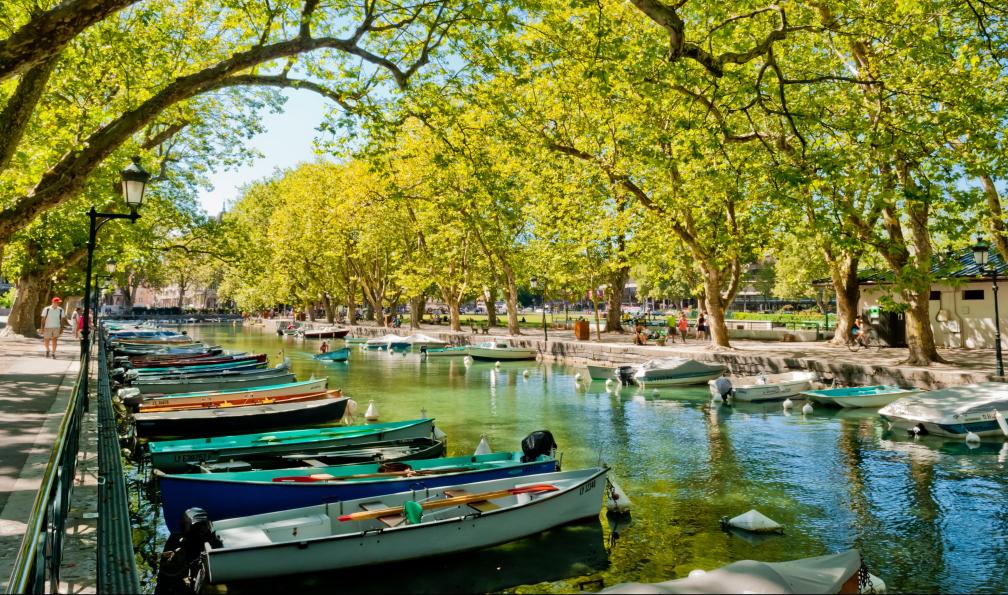 Saracco - Marco - Adobe stock - Annecy, son lac, ses bateaux et son pont des amours, Alpes, france - Du lac d'Annecy au lac du Bourget à vélo - 2