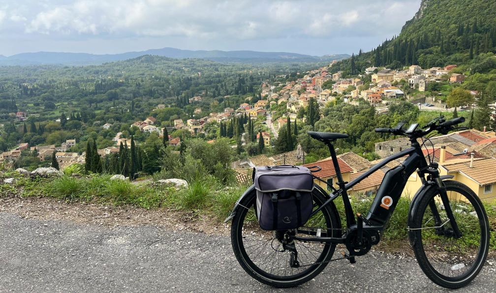Cordonnier - Juliette - Vélo devant le village d'Ano Korakiana, Corfou - Les richesses de Corfou à vélo - 5