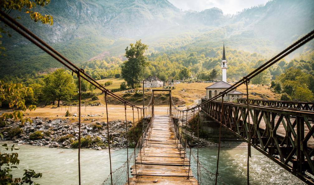 Dirks - Wilko - Adobe stock - Pont suspendu dans la vallée de Valbona, Albanie - Via Dinarica : Monténégro - Albanie - Kosovo - 8
