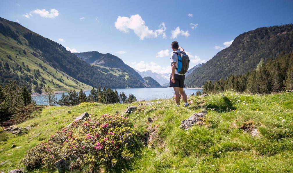 B. Piccoli - Adobe stock - Randonneur au bord du lac, Pyrénées, France - Du Pic du Midi aux lacs du Néouvielle - 2