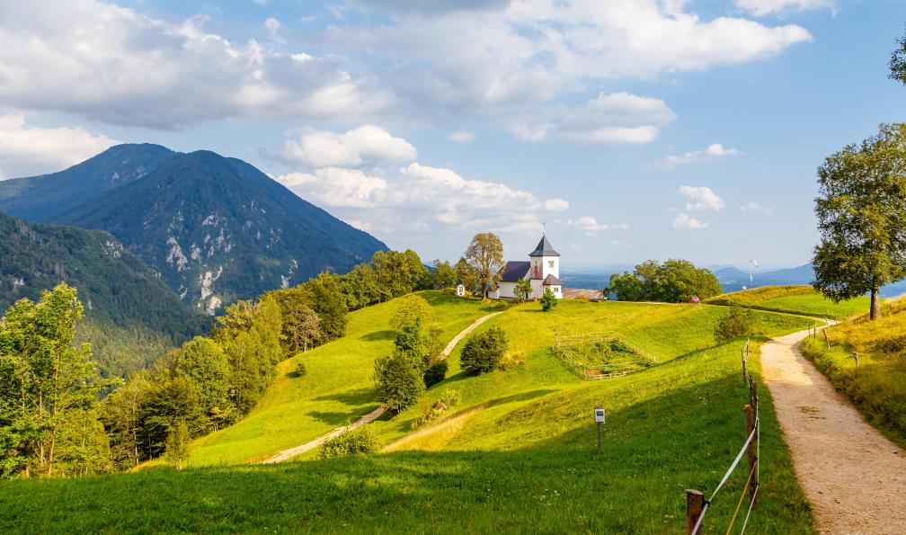 Srot - Branko - Adobe stock - L'église Daint Pierre à Begunje, Slovénie - Les joyaux des montagnes Slovènes à vélo - 8