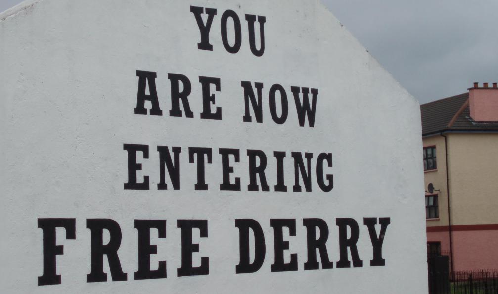dleeming69  -  Shutterstock -  Peiture mural, Tag à l'entrée de la ville de Derry;Irlande - Donegal & Irlande du nord à votre rythme - 6