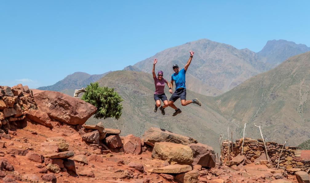 Fabre - Isabelle - Randonneurs sautant de joie au au col dOudit, Toubkal, Maroc - Toubkal à mon rythme - 4
