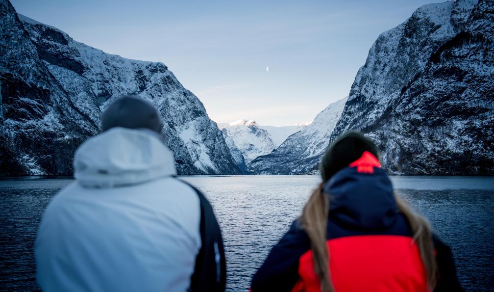 Hjørnevik - Sverre - Norway's Best AS - Couple sur un bateau de croisière en hiver à Nærøyfjord en Norvège - Un hiver au coeur des fjords norvégiens - 4