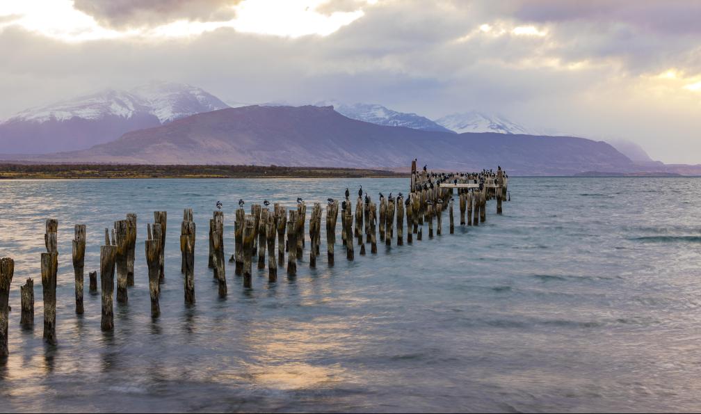 reisezielinfo - Adobe stock - L'ancienne jetée de la ville portuaire de Puerto Natales, dans le sud du Chili - Des glaciers de Patagonie au désert d'Atacama - 3