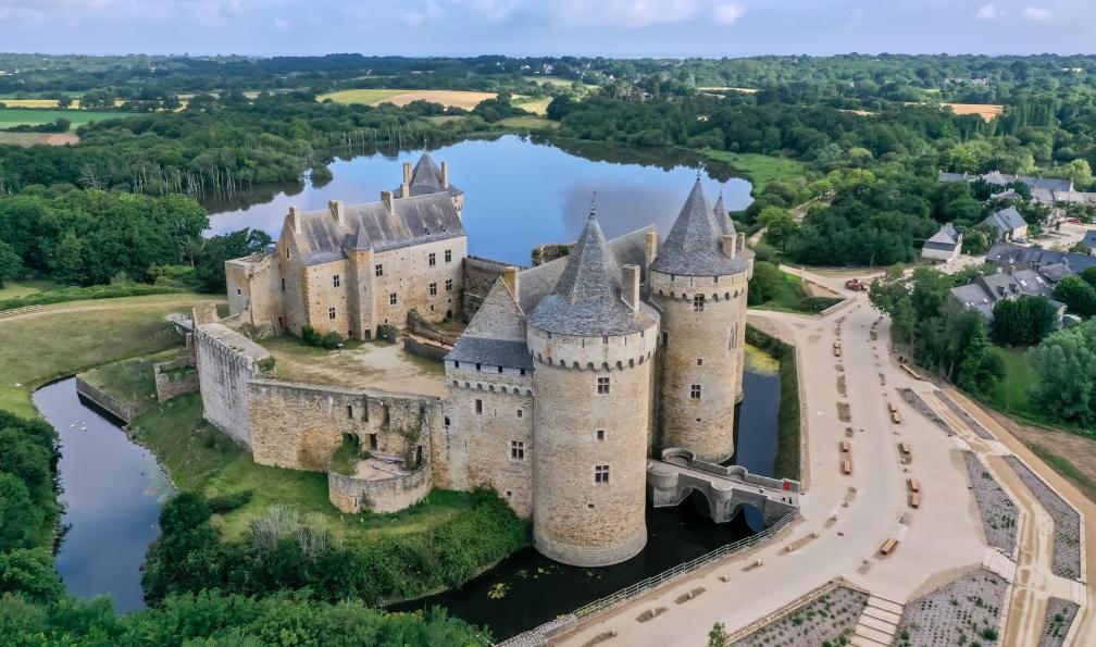 Frank - Adobe Stock - Vue aérienne du château médiéval, forteresse Domaine de Suscinio avec lac adjacent et vue sur la campagne, Sarzeau, Morbihan, Bretagne - Escapade à vélo dans le golfe du Morbihan - 3