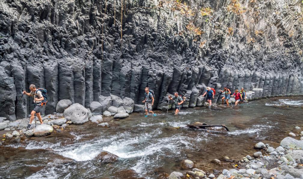 Bouton - Pascal - Randonneurs dans les gorges du Bras de la Plaine, La Réunion - La grande traversée créole - 4