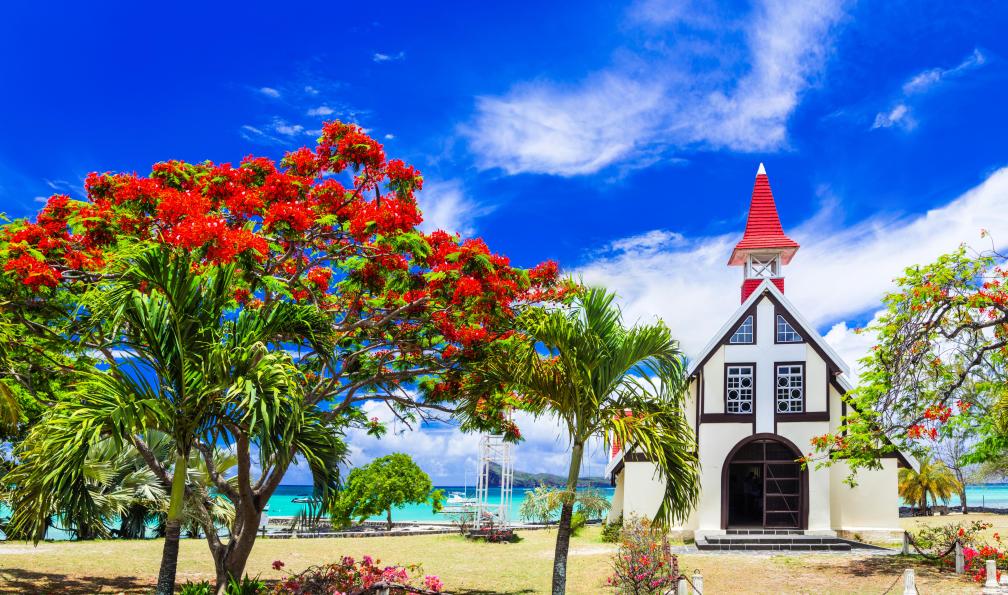 leoks  -  Shutterstock -  Eglise et arbre rouge, Île maurice.  - Immersion mauricienne en lodge - 5