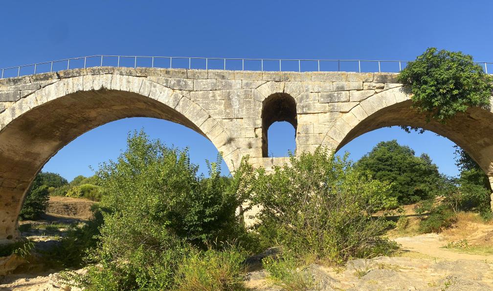 Chappaz - Isabelle - Le Pont Julien, pont romain, traditionnellement daté de l'an 3 av. J.-C., au débouché du défilé de Roquefure, Provence, France - Luberon et la magie des ocres - 13