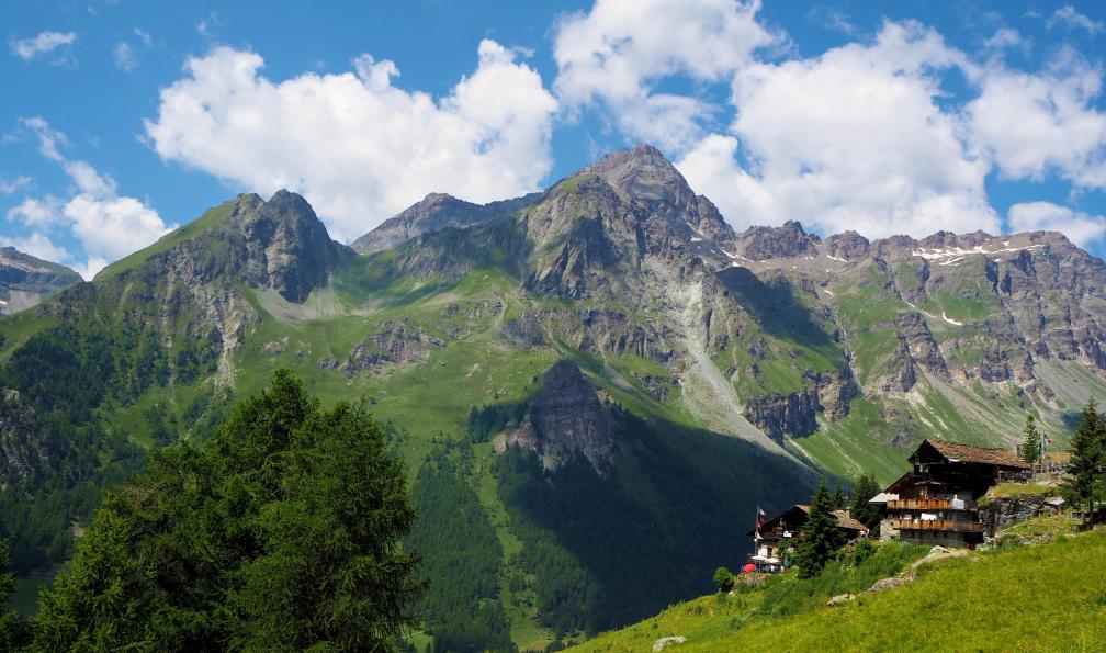 Toutain - Solveig - Vue sur le refuge Ferraro, Alpes, Italie  - Alta via n°1 : Sur les chemins des Géants - 1