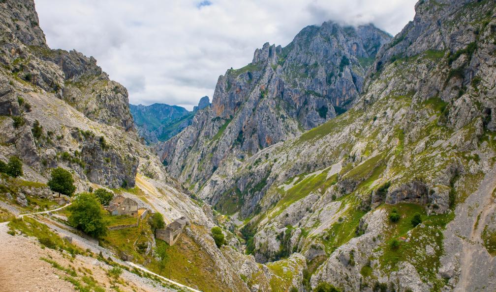 mschauer - Adobe Stock - Sentier de randonnée serpentant le long de la paroi rocheuse dans la gorge de la Ruta del Cares, Espagne - De la mer aux Picos de Europa - 13