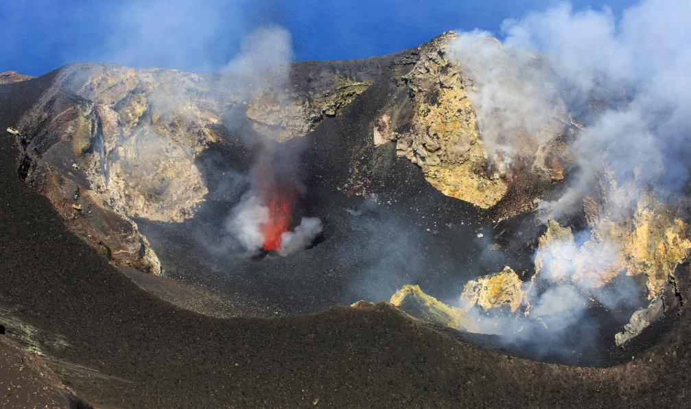 Etna REC Actif - Adobe stock - Explosion de lave Intracratique au volcan Stromboli-Eolie, Italie - Iles et volcans de l'Italie du Sud - 9