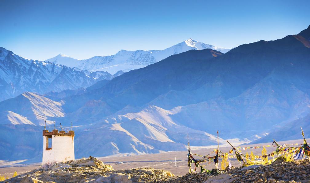 Istock -  Drapeaux, tour, montagnes du Zanskar, Inde. - Du Ladakh au Spiti : l'épopée transhimalayenne - 5