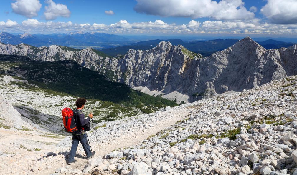 Mikadun  -  Shutterstock -  Trekker au dessus de la vallée de Krma dans le parc national de Triglav;Slovénie - Lacs et montagnes de Slovénie  - 3