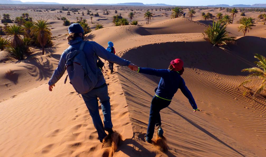 Pellotier -  Christelle -  Randonneurs dans les dunes de Bougayir, Maroc - Nomades du désert - 4