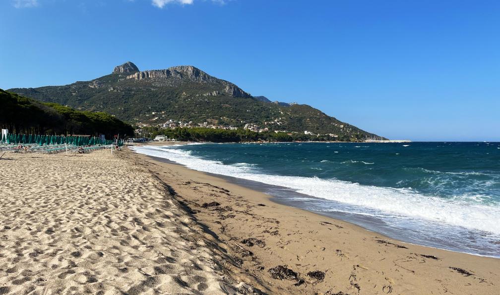 Cordonnier - Juliette - Vue sur le village de Santa Maria Navarese depuis la plage di Tancau, Sardaigne, Italie - La Sardaigne sauvage à vélo électrique - 7