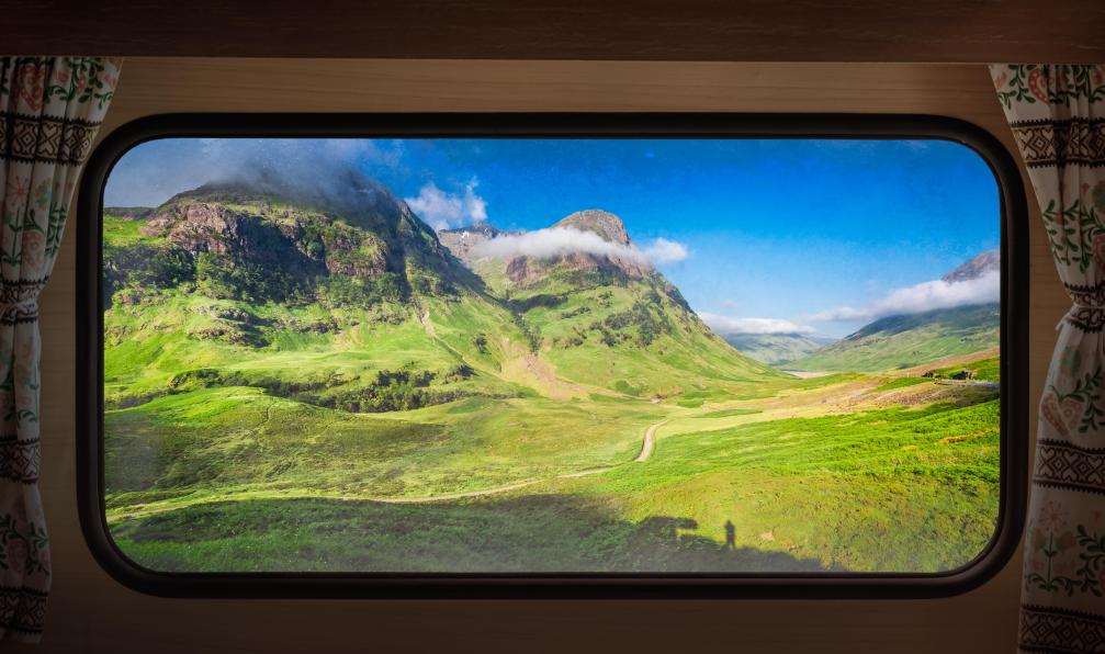 shaiith - Adobe Stock - Lever de soleil à Glencoe en Écosse, vue depuis la fenêtre du camping-car, Ecosse - Les routes enchantées d'Ecosse - 4