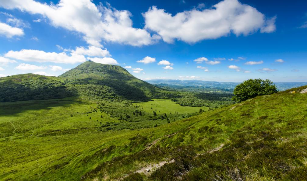 Gaelfphoto  -  Shutterstock -  Vue sur le puys de Dôme depuis le Puy de Pariou;France - Les volcans d'Auvergne en famille - 3