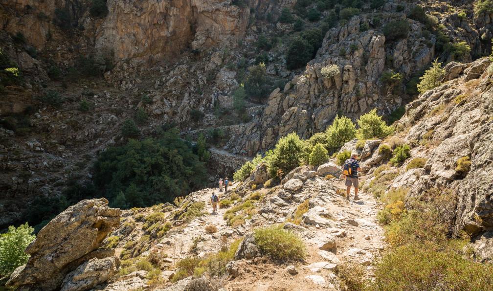 Jon Ingall - Adobe Stock - Promeneurs sur le sentier Scala di Santa Regina en Corse - Mare a Mare Nord : de Corte à Porto - 4